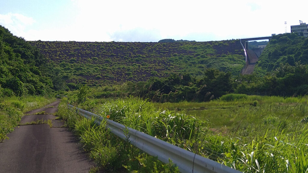 下流側から見た七北田ダム