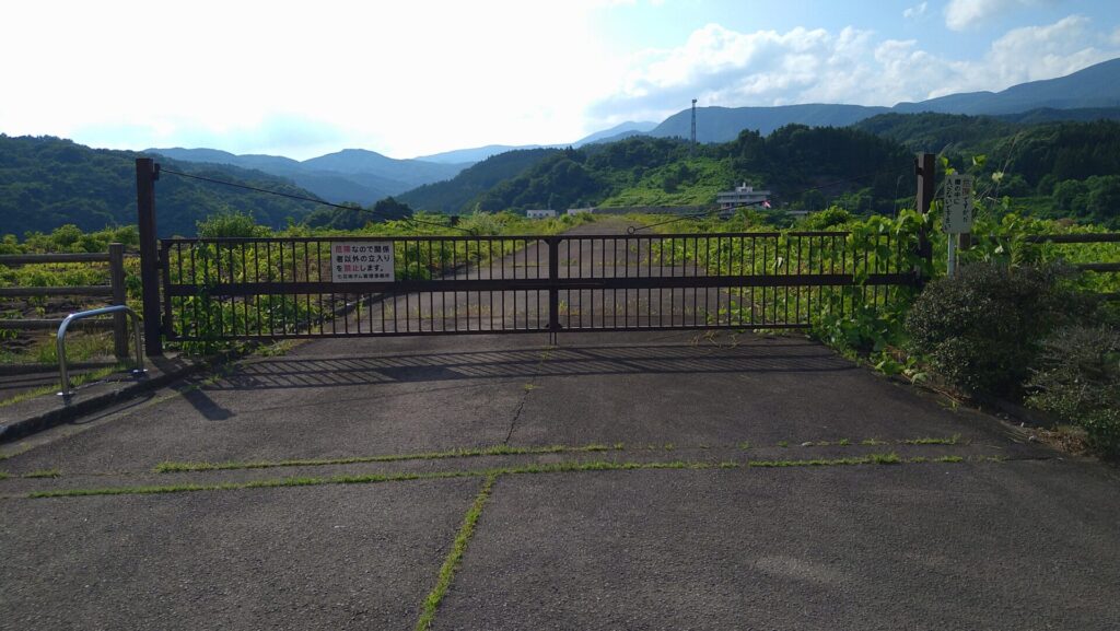 右岸から見た七北田ダムの天端