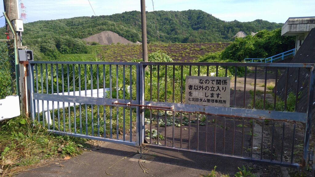 左岸から見た七北田ダム