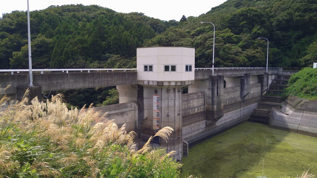 惣の関ダムの上流側