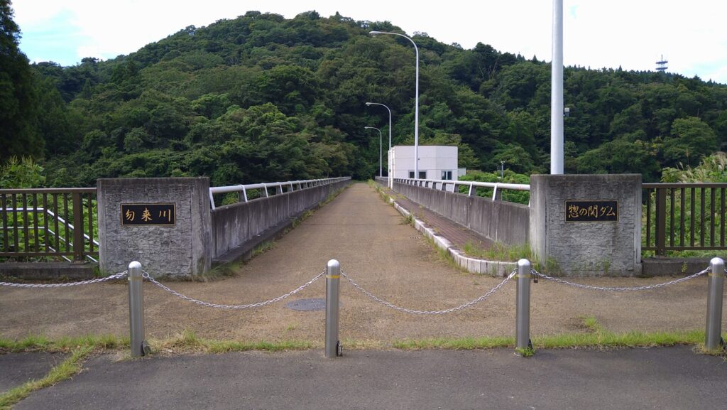 惣の関ダムの天端