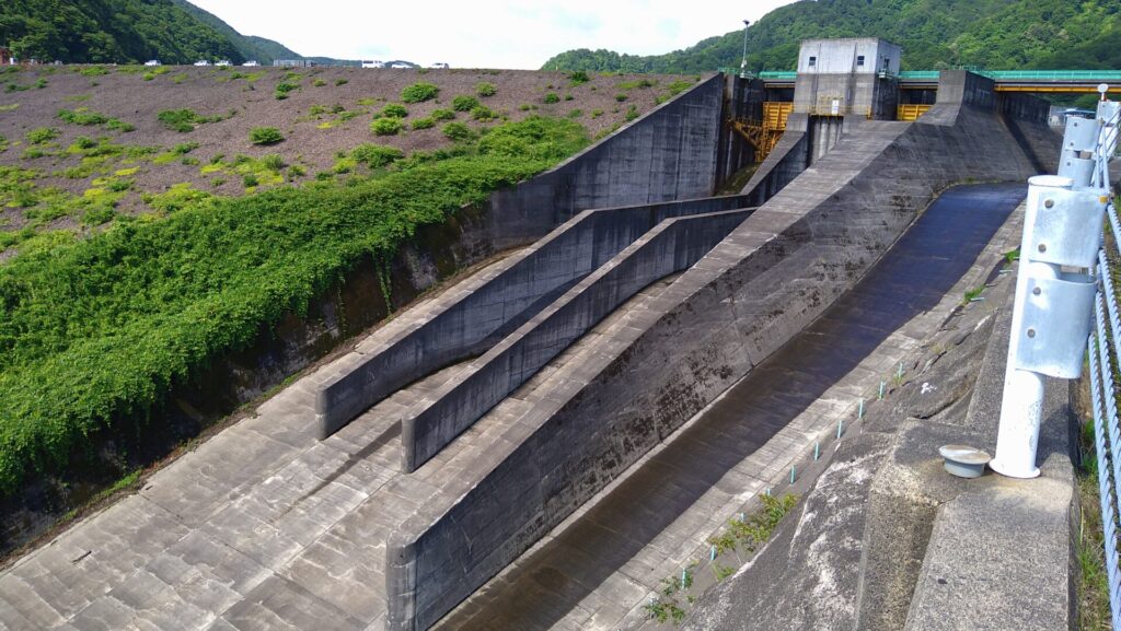 漆沢ダムの洪水吐