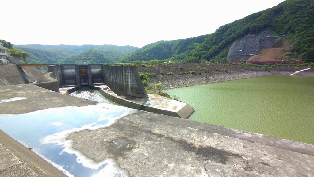 漆沢ダムの上流側