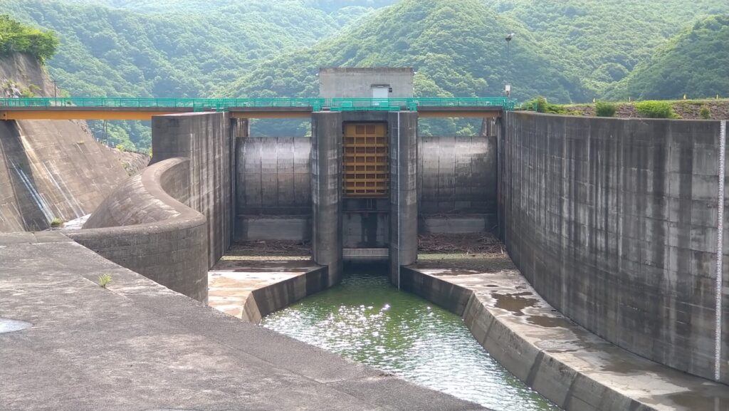 漆沢ダムの洪水吐