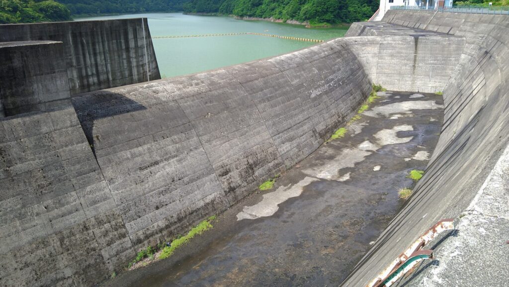 漆沢ダムの洪水吐