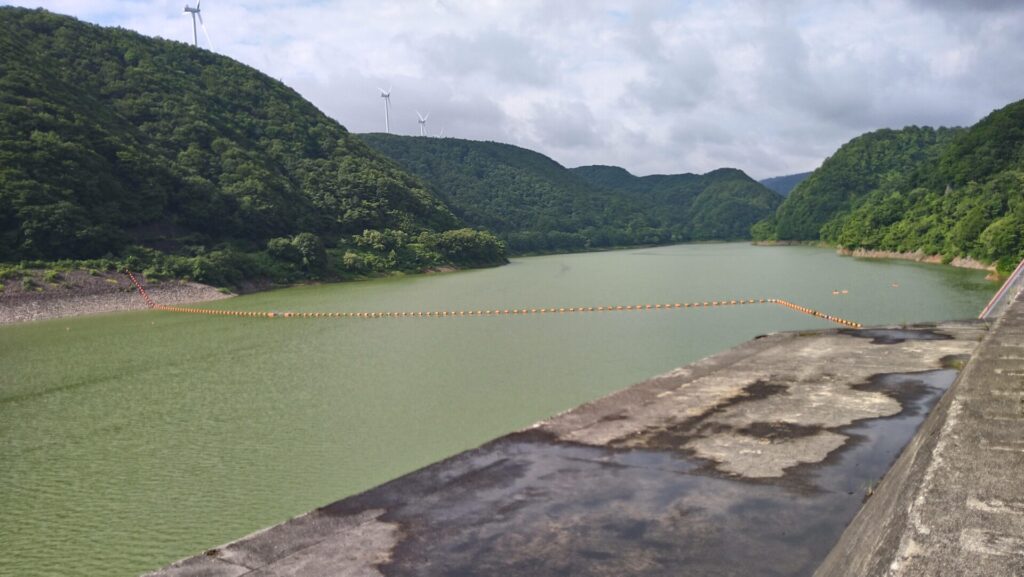 鳴源湖の風景