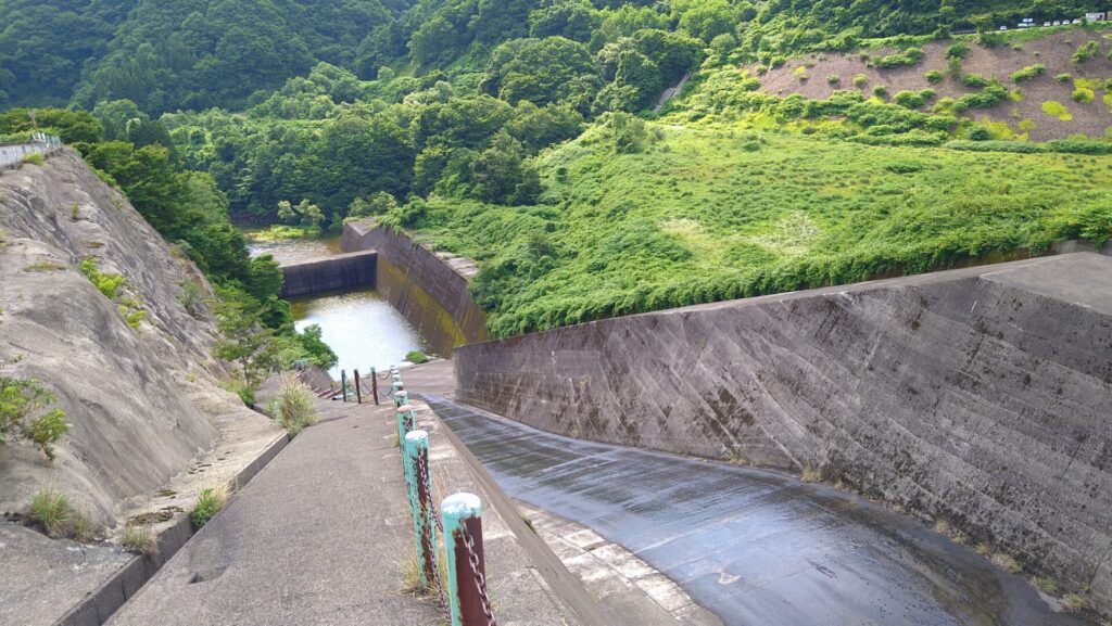 漆沢ダムの洪水吐