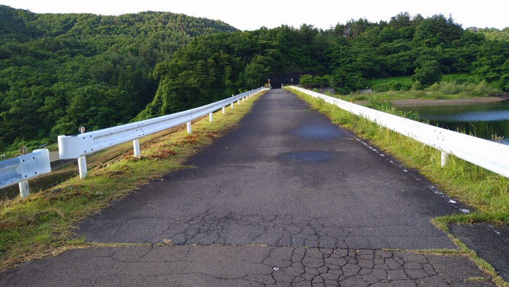 牛野ダムの天端