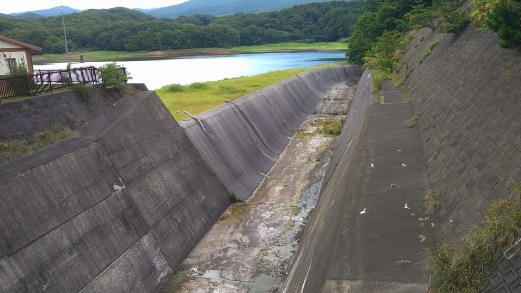 川原子ダムの洪水吐