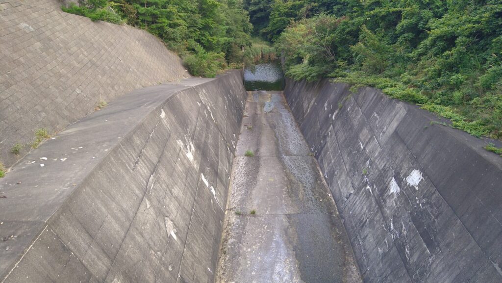 川原子ダムの洪水吐