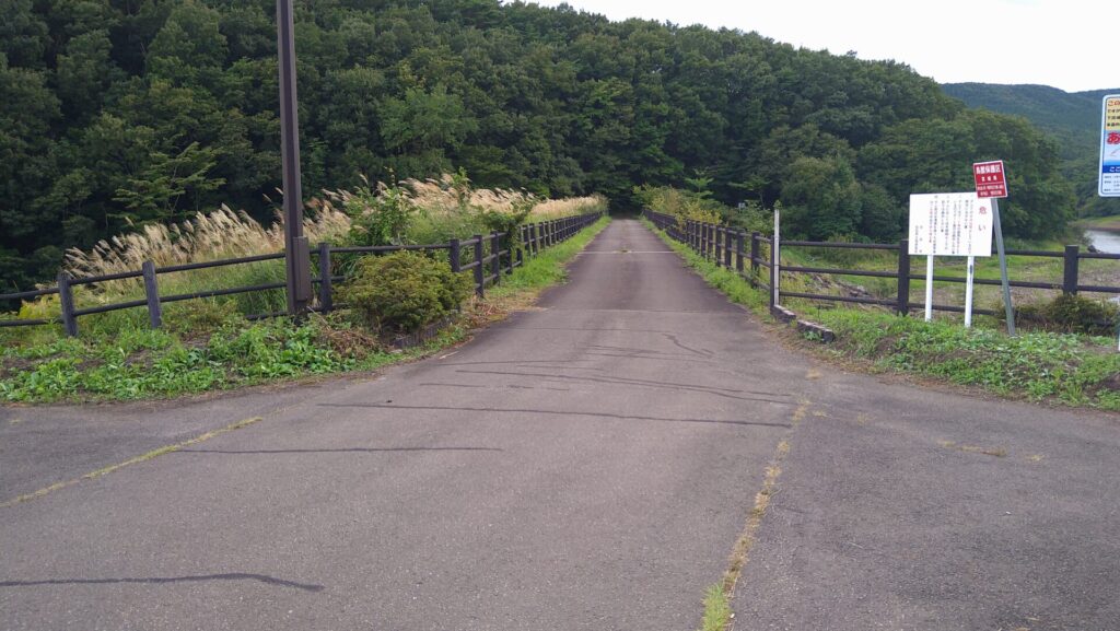 川原子ダムの天端