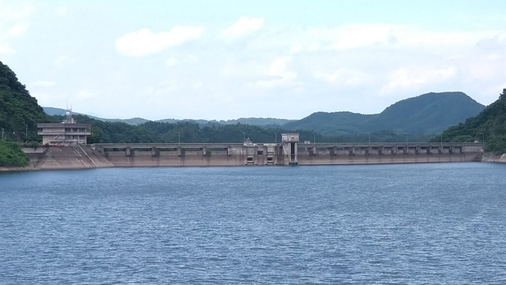 鞍部ダム付近から見た南川ダム