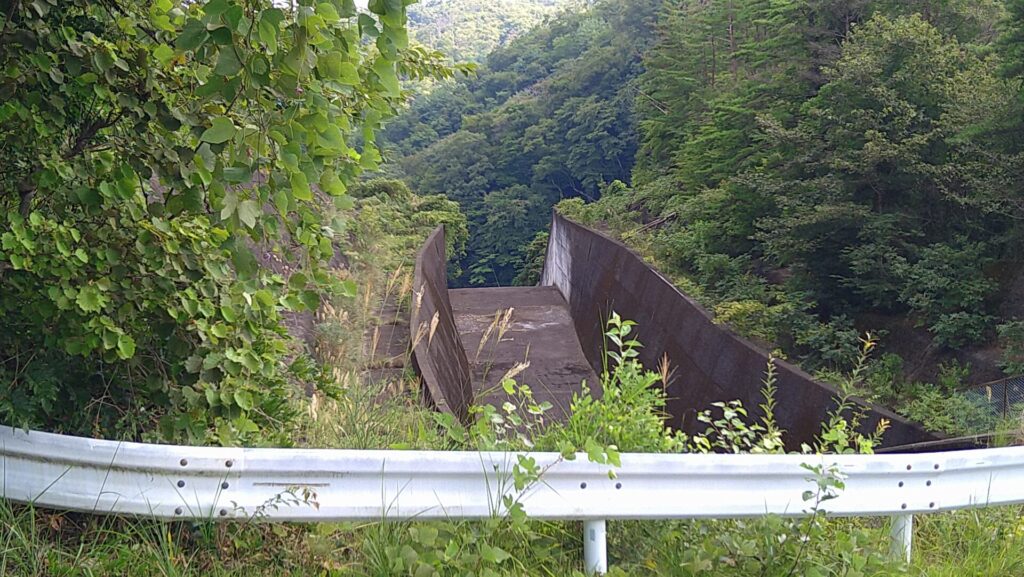 村田ダムの天端