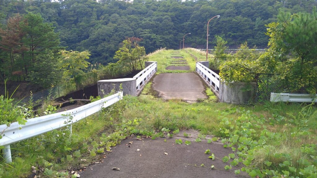 村田ダムの天端