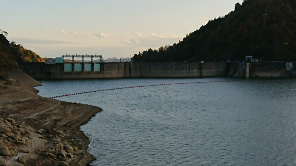 左岸から見た大倉ダムの上流側