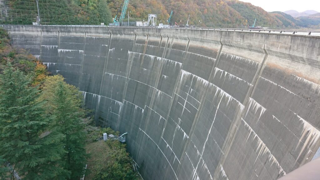 大倉ダム右岸の堤体