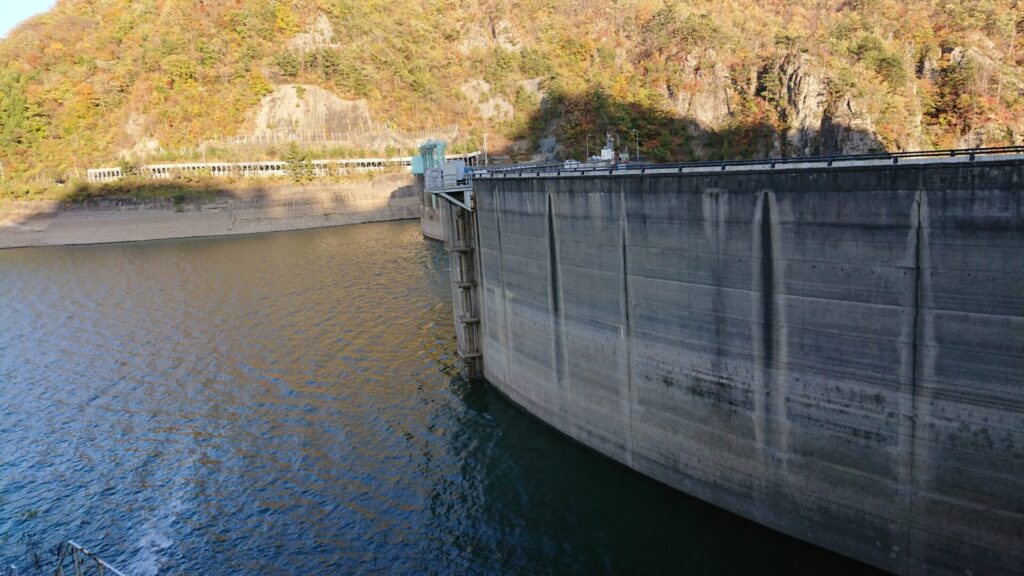 右岸から見た大倉ダム