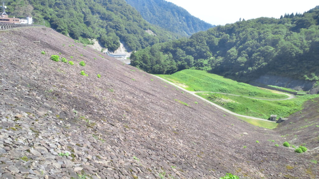 右岸から見た白川ダム