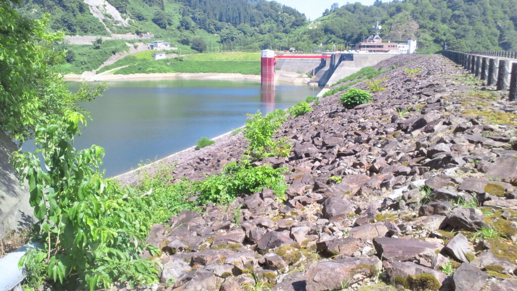 白川ダムの上流側