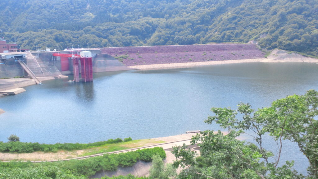 白川湖畔ヵら見た白川ダム