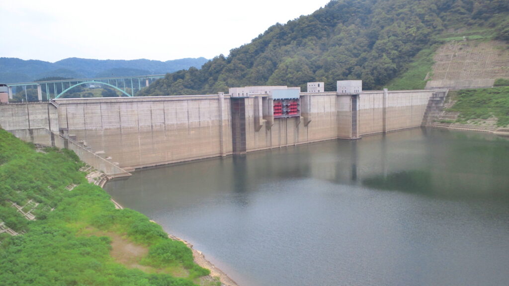 右岸の上流側から見た月山ダム