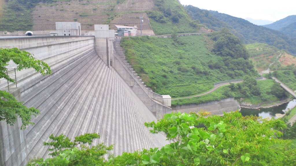 右岸から見た月山ダム