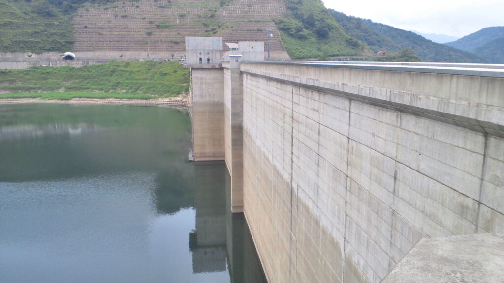 左岸の上流側から見た月山ダム