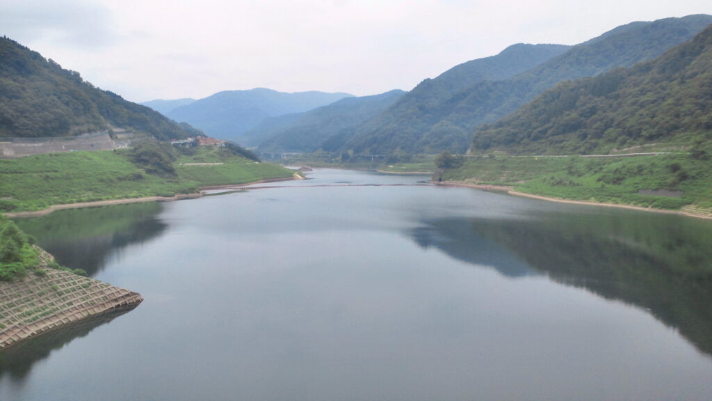 あさひ月山湖の風景