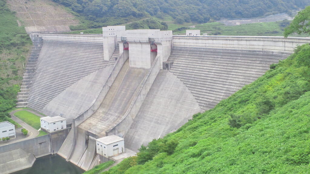 左岸から見た月山ダム