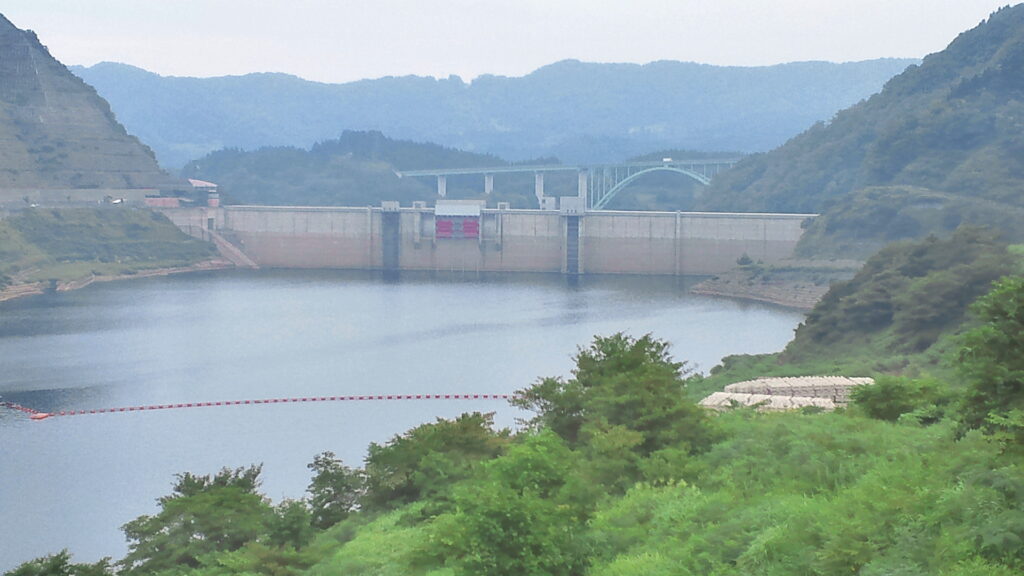 あさひ月山湖畔から見える月山ダム