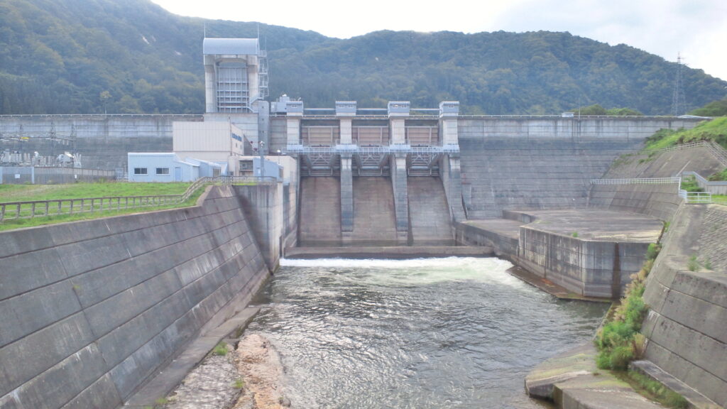 下流側から見た水ヶ瀞ダム