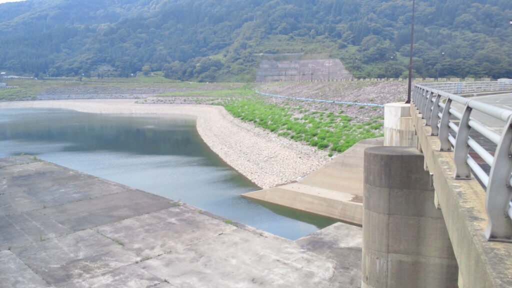 右岸の上流側から見た寒河江ダム