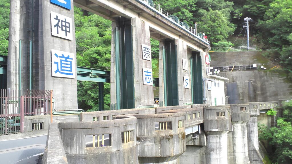 右岸から見た道志ダム