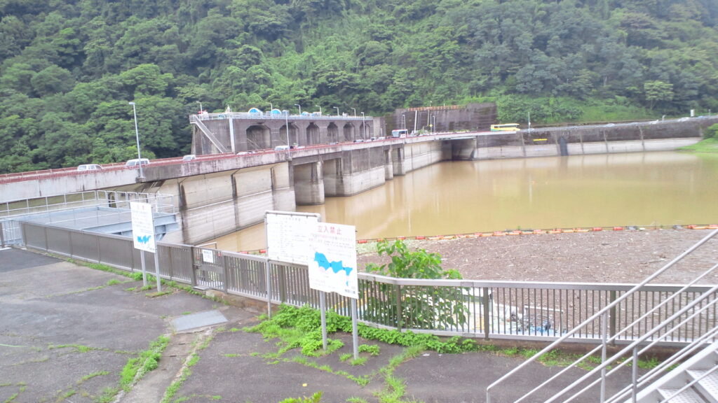 左岸の上流側から見た城山ダム