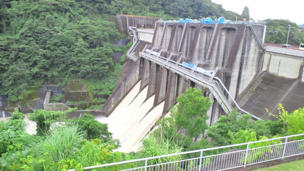 左岸の下流側から見た城山ダム