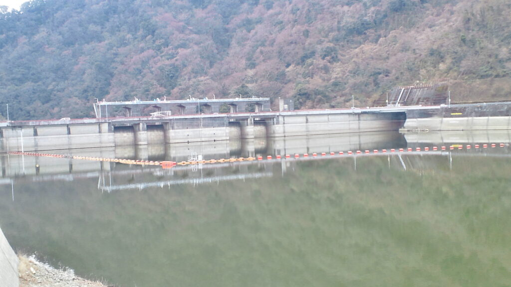 左岸の上流側から見た城山ダム