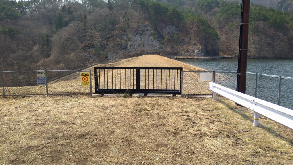 三ツ森ダムの天端