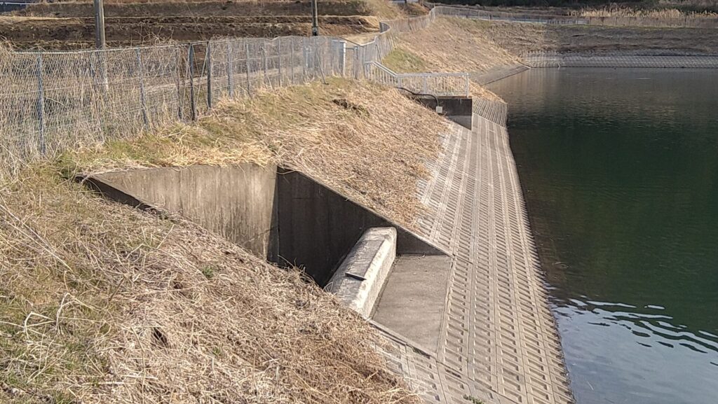 柳沢貯水池の洪水吐