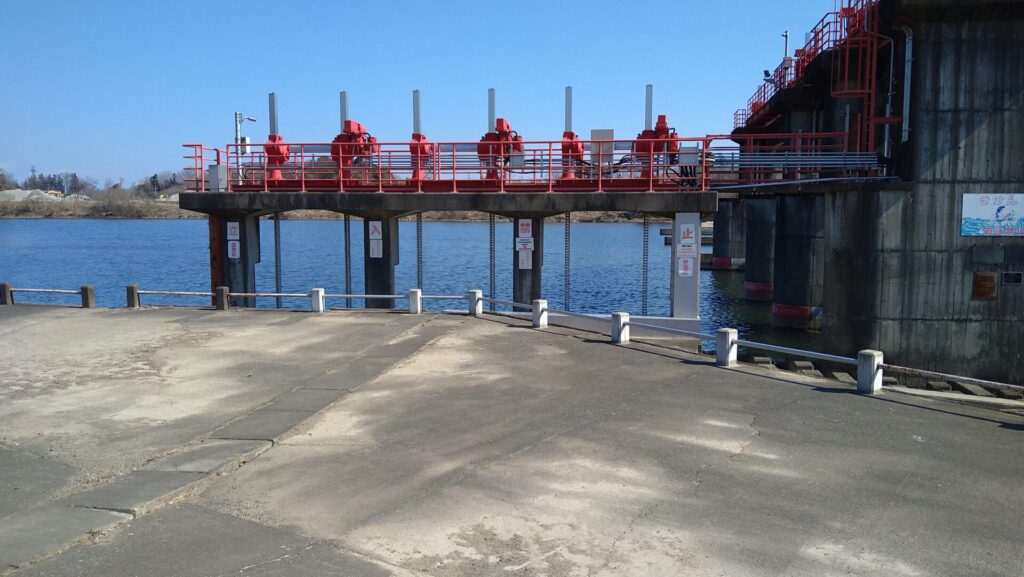 美田東部頭首工の取水口