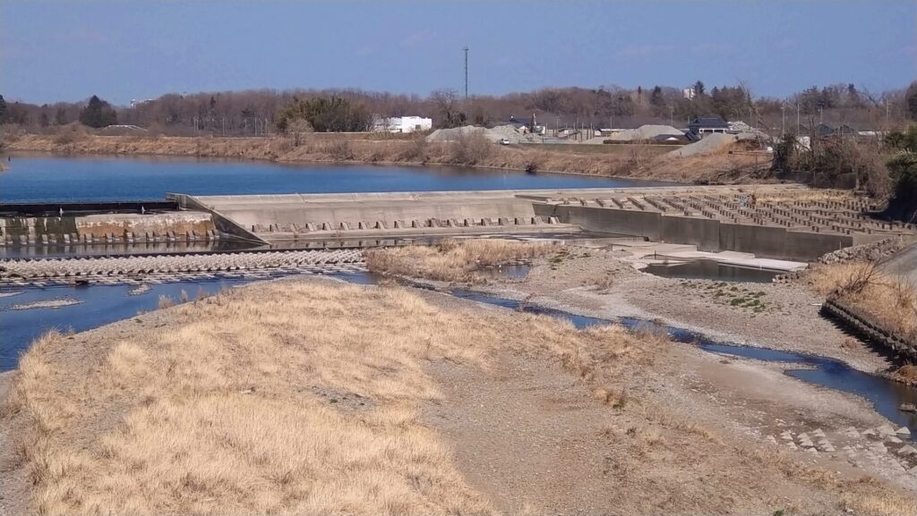 下流の橋から見える美田東部頭首工