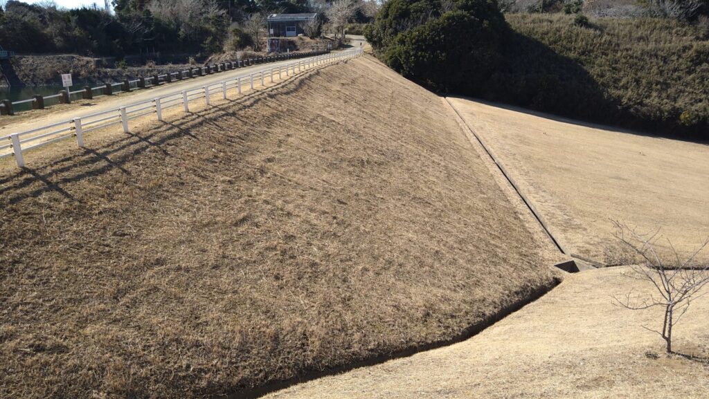 右岸から見た白石ダム