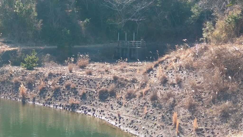 白石ダムの洪水吐
