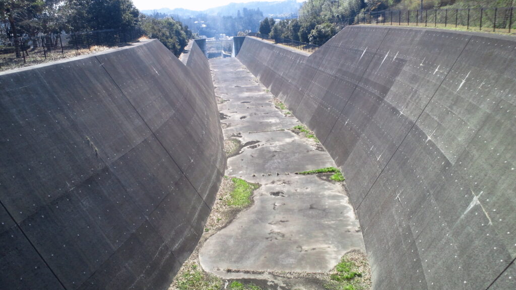 矢那川ダムの洪水吐