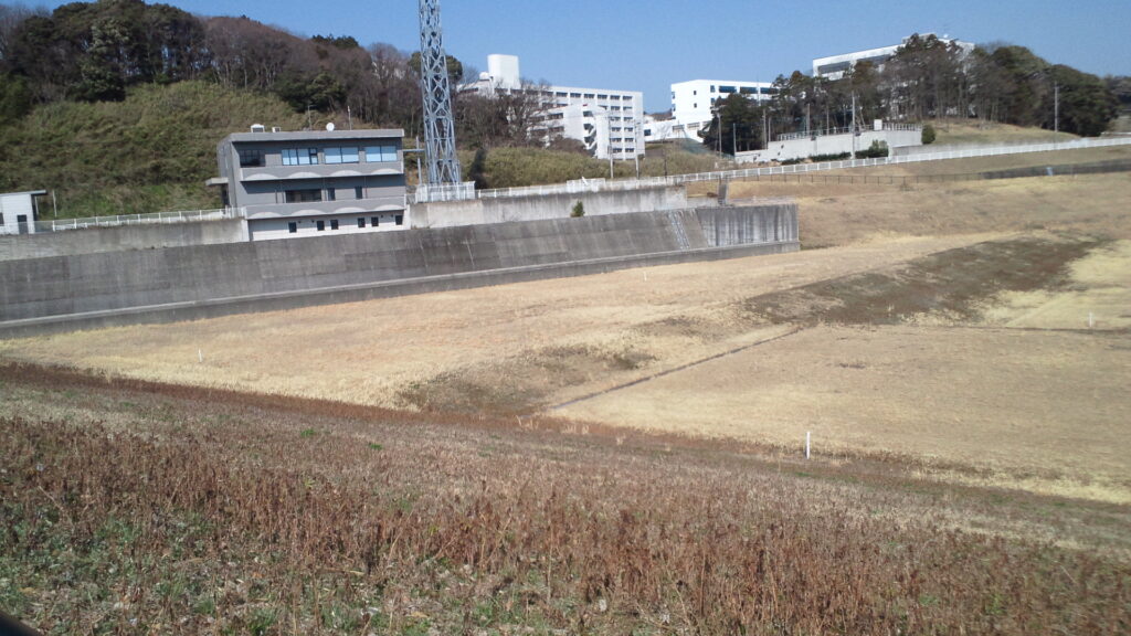 矢那川ダムの洪水吐