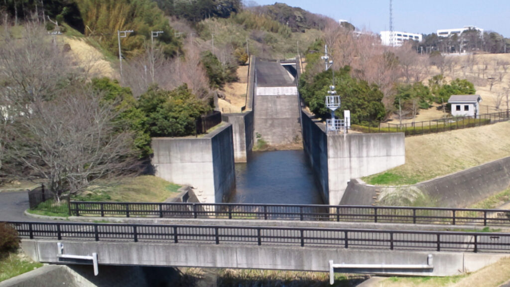 矢那川ダムの洪水吐