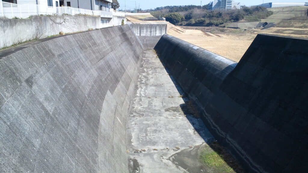 矢那川ダムの洪水吐