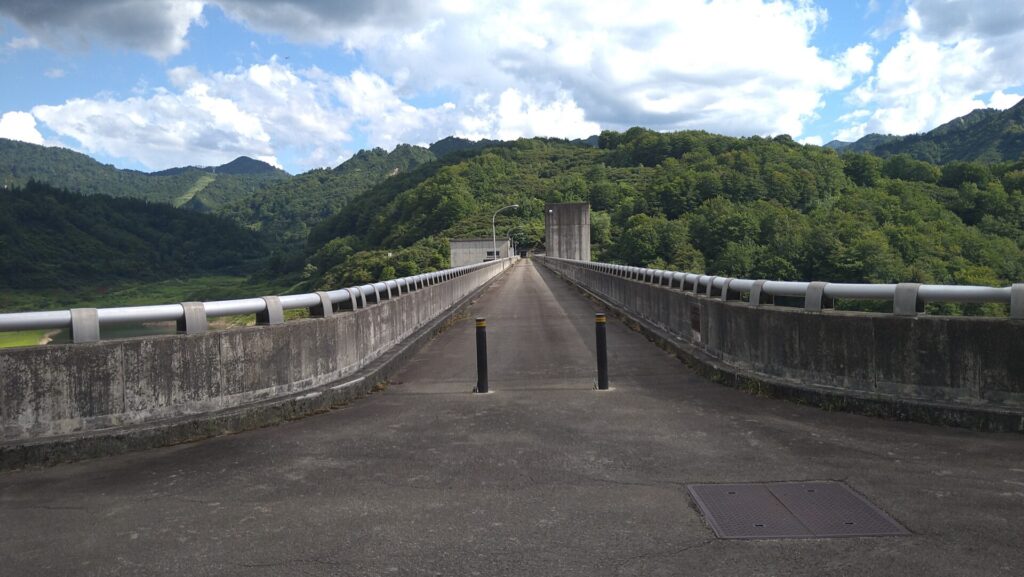 破間川ダムの天端