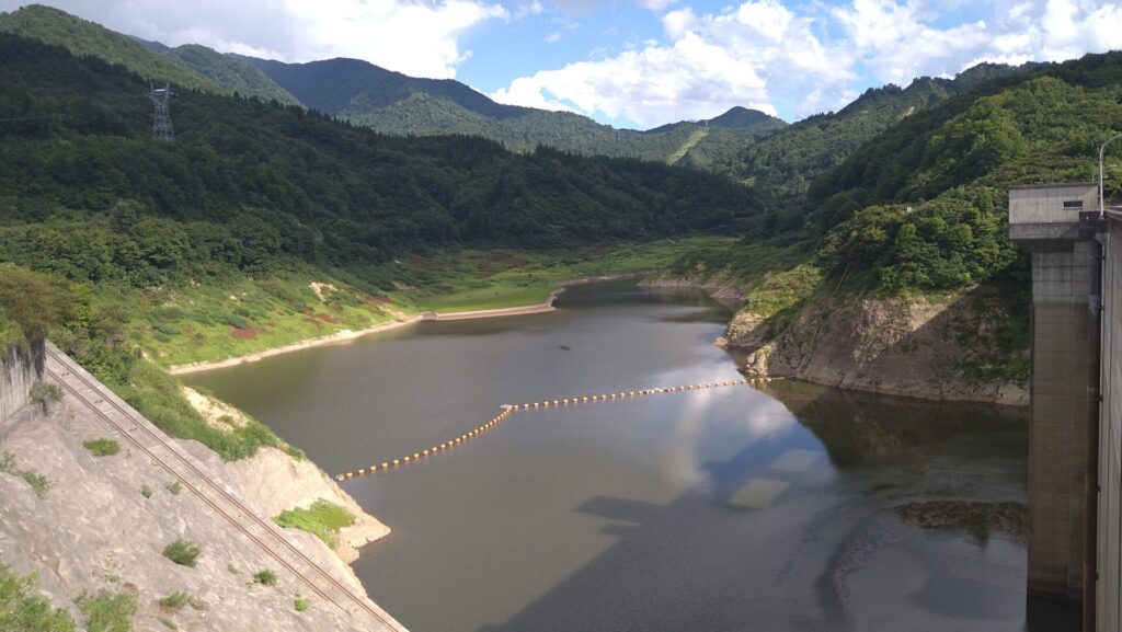 破間川ダムのダム湖