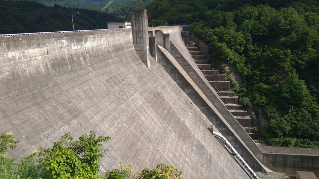 破間川ダムの下流側