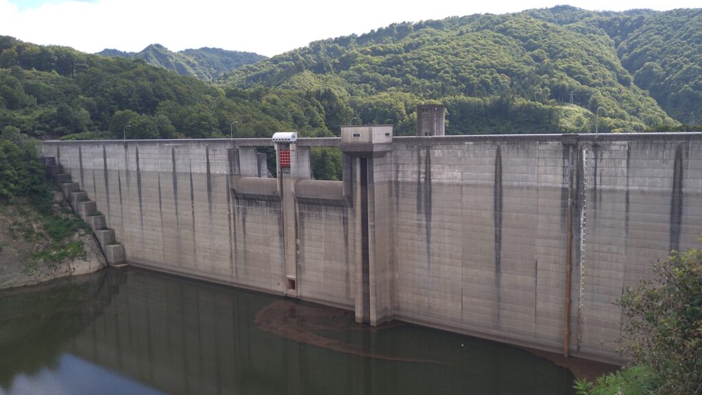 破間川ダムの上流側